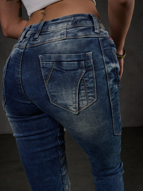 WD502 women's slim-fit jeans with decorative stitching in a straight fit