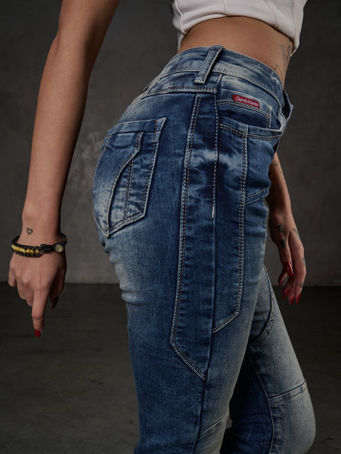 WD502 women's slim-fit jeans with decorative stitching in a straight fit