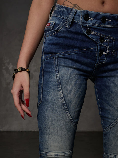 WD502 women's slim-fit jeans with decorative stitching in a straight fit