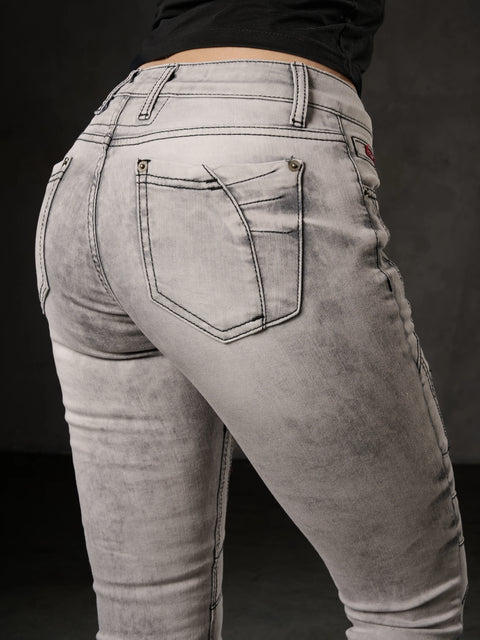WD501 Women Jeans Slim-Fit with decorative stitching Zipper and brand logo